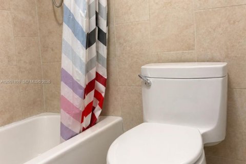Купить кондоминиум в Хайалиа, Флорида 2 спальни, 92.72м2, № 2074218 - фото 8
