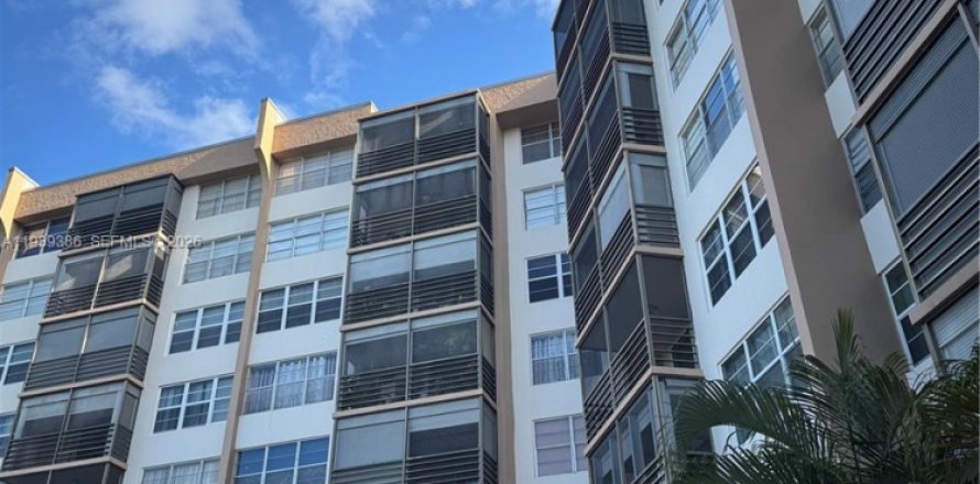 Кондоминиум с 2 спальнями в Пемброк-Пайнс, Флорида № 1996869