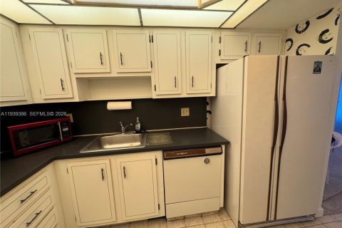 Купить кондоминиум в Пемброк-Пайнс, Флорида 2 спальни, 91.04м2, № 1996869 - фото 8