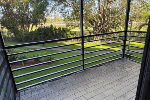 Купить кондоминиум в Пемброк-Пайнс, Флорида 2 спальни, 91.04м2, № 1996869 - фото 23