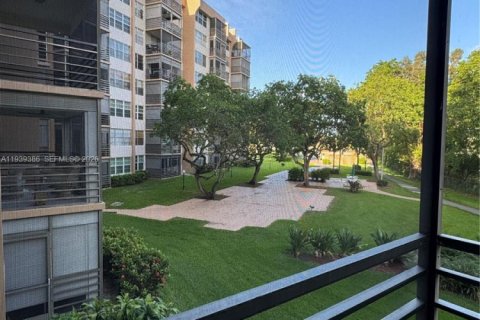 Купить кондоминиум в Пемброк-Пайнс, Флорида 2 спальни, 91.04м2, № 1996869 - фото 3