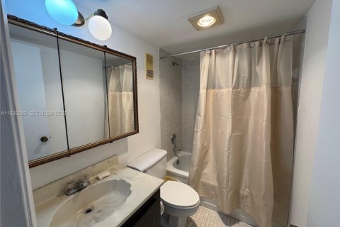 Купить кондоминиум в Пемброк-Пайнс, Флорида 2 спальни, 91.04м2, № 1996869 - фото 29