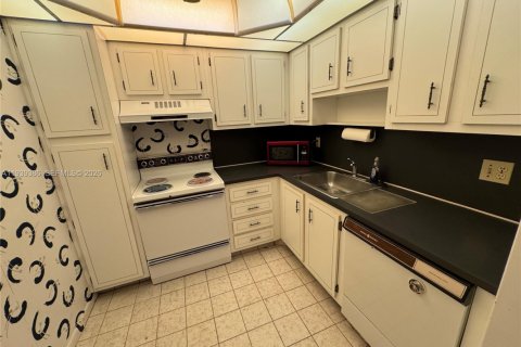 Купить кондоминиум в Пемброк-Пайнс, Флорида 2 спальни, 91.04м2, № 1996869 - фото 2