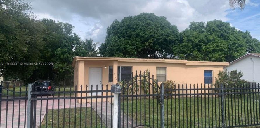 Villa ou maison à Miami Gardens, Floride 3 chambres, 100.71 m2 № 1968055