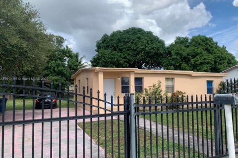 Villa ou maison à vendre à Miami Gardens, Floride: 3 chambres, 100.71 m2 № 1968055 - photo 2