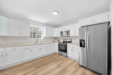 Casa en venta en Hialeah, Florida, 4 dormitorios, 162.49 m2 № 1604010 - foto 1