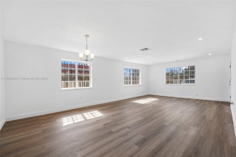 Casa en venta en Hialeah, Florida, 4 dormitorios, 162.49 m2 № 1604010 - foto 5