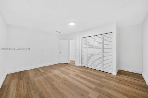 Casa en venta en Hialeah, Florida, 4 dormitorios, 162.49 m2 № 1604010 - foto 15