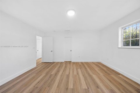 Casa en venta en Hialeah, Florida, 4 dormitorios, 162.49 m2 № 1604010 - foto 10