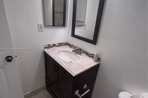 Copropriété à vendre à Tamarac, Floride: 2 chambres, 71.53 m2 № 1977979 - photo 6