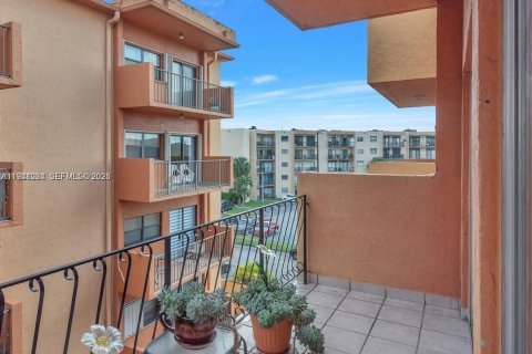 Copropriété à louer à Hialeah, Floride: 2 chambres, 93.46 m2 № 2001290 - photo 4