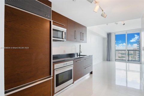Condo in Miami, Florida, 1 bedroom  № 1825455 - photo 2