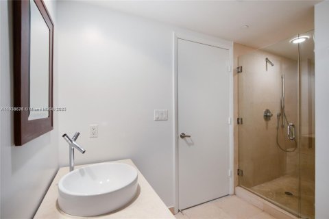 Condo in Miami, Florida, 1 bedroom  № 1825455 - photo 9