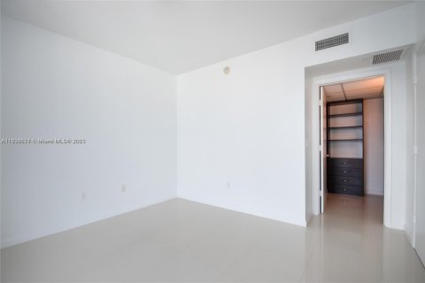 Condo in Miami, Florida, 1 bedroom  № 1825455 - photo 7