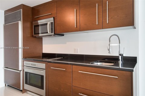 Condo in Miami, Florida, 1 bedroom  № 1825455 - photo 3