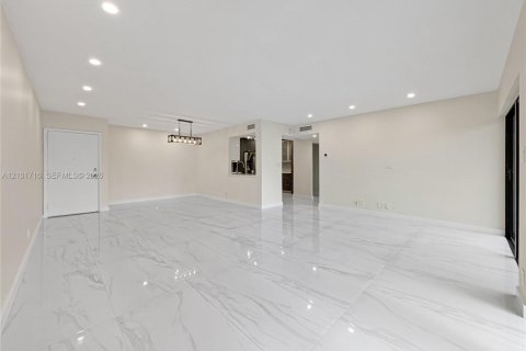 Купить кондоминиум в Майами, Флорида 2 спальни, 111.48м2, № 2409441 - фото 2