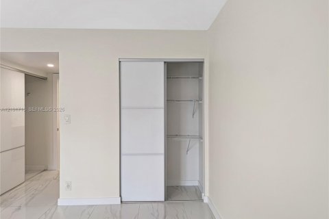 Купить кондоминиум в Майами, Флорида 2 спальни, 111.48м2, № 2409441 - фото 21