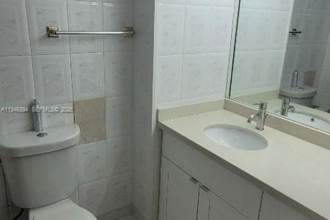 Condo in Aventura, Florida, 2 bedrooms  № 2002625 - photo 14