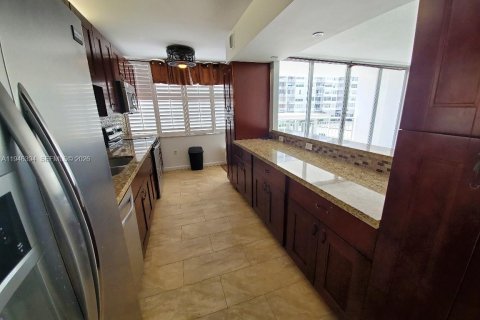 Condo in Aventura, Florida, 2 bedrooms  № 2002625 - photo 3