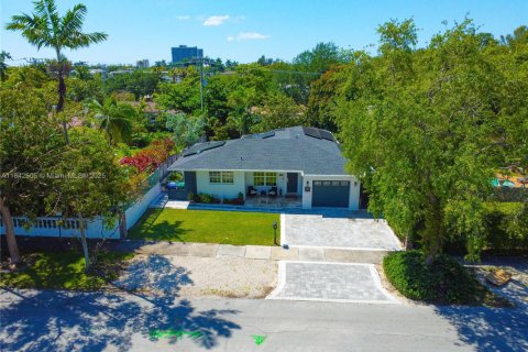 House in Miami, Florida 2 bedrooms, 121.14 sq.m. № 1838755 - photo 2