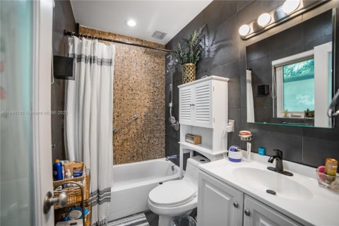 House in Miami, Florida 2 bedrooms, 121.14 sq.m. № 1838755 - photo 21