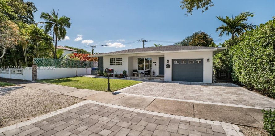 House in Miami, Florida 2 bedrooms, 121.14 sq.m. № 1838755