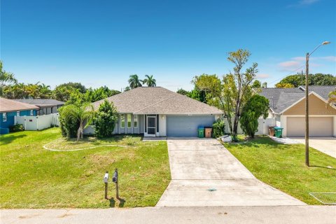 Villa ou maison à vendre à Cape Coral, Floride: 3 chambres, 130.81 m2 № 2322575 - photo 2
