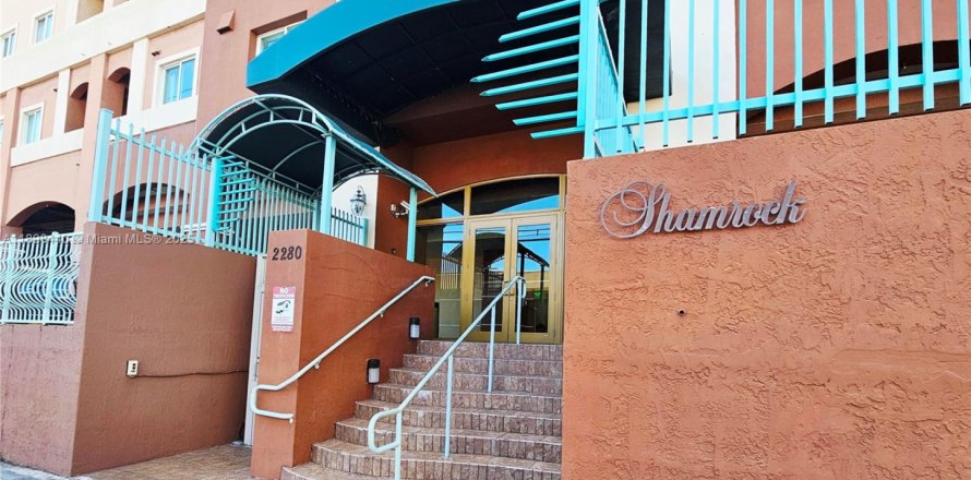 Кондоминиум с 2 спальнями в Майами, Флорида № 2017176