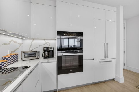 Condo in West Palm Beach, Florida, 2 bedrooms  № 2175645 - photo 16