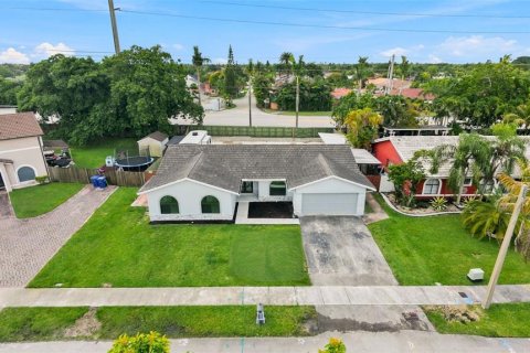 Villa ou maison à vendre à Miami, Floride: 4 chambres, 184.97 m2 № 2222559 - photo 6