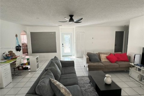 Casa en venta en Miami, Florida, 3 dormitorios, 133.31 m2 № 2053559 - foto 17