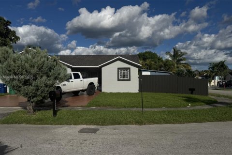 Casa en Miami, Florida 3 dormitorios, 133.31 m2 № 2053559