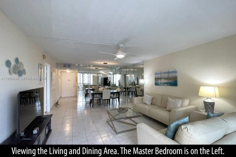 Condominio en venta en Hallandale Beach, Florida, 1 dormitorio, 72.46 m2 № 2011134 - foto 12