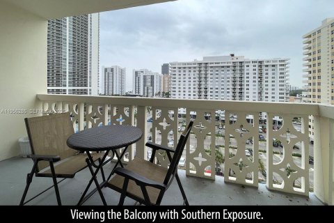 Condominio en venta en Hallandale Beach, Florida, 1 dormitorio, 72.46 m2 № 2011134 - foto 11
