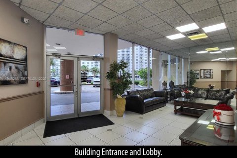Condominio en venta en Hallandale Beach, Florida, 1 dormitorio, 72.46 m2 № 2011134 - foto 16