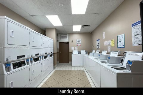 Condominio en venta en Hallandale Beach, Florida, 1 dormitorio, 72.46 m2 № 2011134 - foto 18