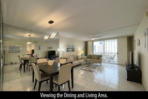 Condominio en venta en Hallandale Beach, Florida, 1 dormitorio, 72.46 m2 № 2011134 - foto 9