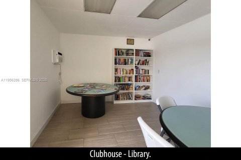 Condominio en venta en Hallandale Beach, Florida, 1 dormitorio, 72.46 m2 № 2011134 - foto 26