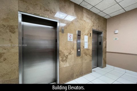 Condominio en venta en Hallandale Beach, Florida, 1 dormitorio, 72.46 m2 № 2011134 - foto 19