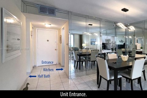 Condominio en venta en Hallandale Beach, Florida, 1 dormitorio, 72.46 m2 № 2011134 - foto 3
