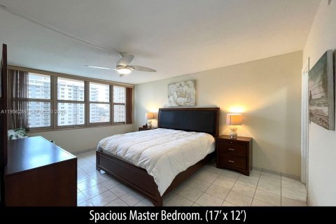 Condominio en venta en Hallandale Beach, Florida, 1 dormitorio, 72.46 m2 № 2011134 - foto 13