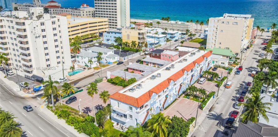 Adosado en Hollywood, Florida 3 dormitorios, 168.62 m2 № 2019415