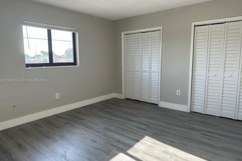 Снять в аренду квартиру в Хайалиа, Флорида 2 спальни, 78.97м2, № 2047988 - фото 3