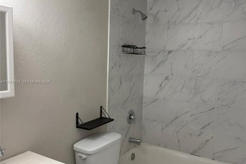 Снять в аренду квартиру в Хайалиа, Флорида 2 спальни, 78.97м2, № 2047988 - фото 4