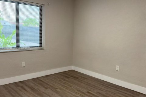 Снять в аренду квартиру в Хайалиа, Флорида 2 спальни, 78.97м2, № 2047988 - фото 2