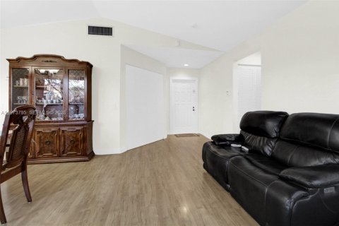 Condominio en venta en Miami, Florida, 3 dormitorios, 99.41 m2 № 2033478 - foto 12