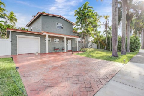 Casa en Hallandale Beach, Florida 3 dormitorios, 178.84 m2 № 2401826