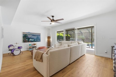 Casa en venta en Tampa, Florida, 4 dormitorios, 227.98 m2 № 2224751 - foto 5
