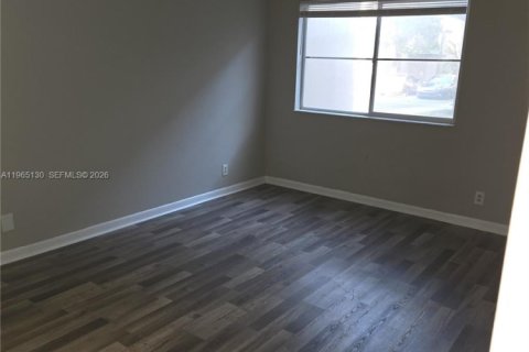 Condominio en alquiler en Coral Springs, Florida, 1 dormitorio, 65.03 m2 № 2026473 - foto 5