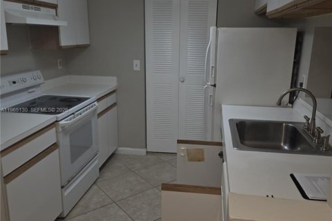 Condominio en alquiler en Coral Springs, Florida, 1 dormitorio, 65.03 m2 № 2026473 - foto 2